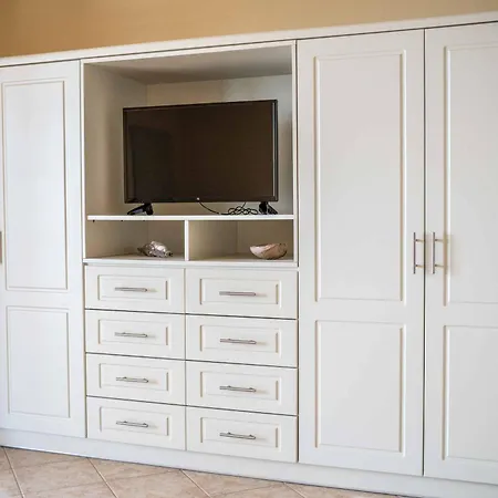 Andriana Vila *